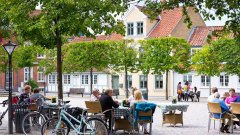 Социалната система в Дания разчита на доверието, а не на документацията. Когато датчаните са болни и не могат да посещават университет или да отидат на работа, достатъчно е просто да се обадят и да информират работодателя.