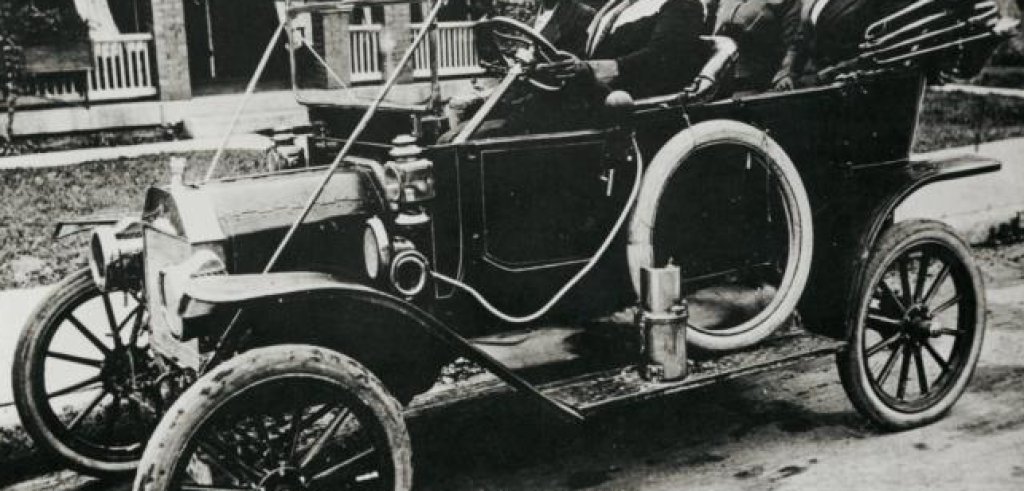 MadameCJWalkerdrivingautomoblie