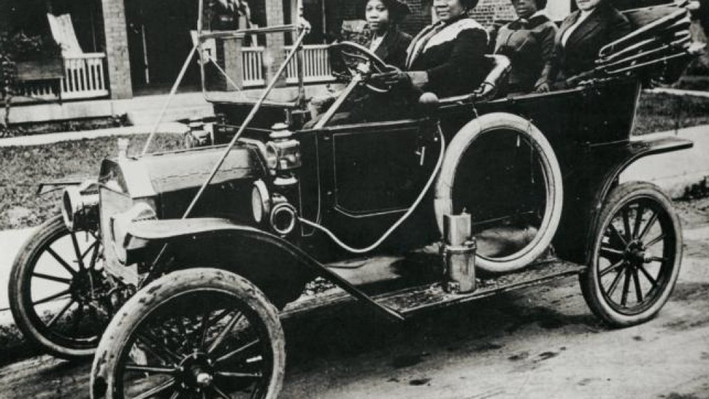 MadameCJWalkerdrivingautomoblie