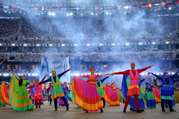 Стотици танцьори с разноцветни дрехи показаха многообразието на Азербайджан