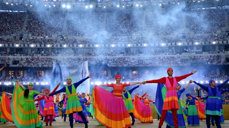Стотици танцьори с разноцветни дрехи показаха многообразието на Азербайджан