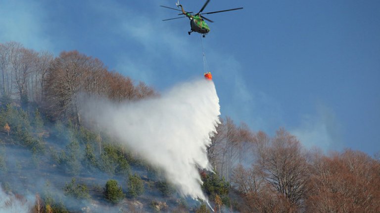 Ми-17 се използва за разнообразни задачи, включително и гасене на пожари от въздуха