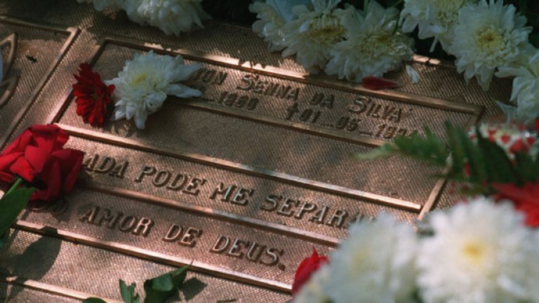 Скромната надгробна плоча в Сао Пауло никога не остава без посетители и цветя.