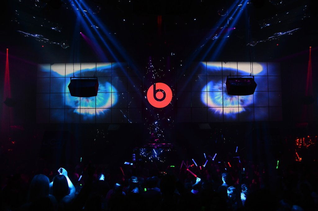 14. Beats by Dre – отново много просто, но също така и много ефектно лого. „b”-то символизира, както буквата, така и едната страна на слушалките.