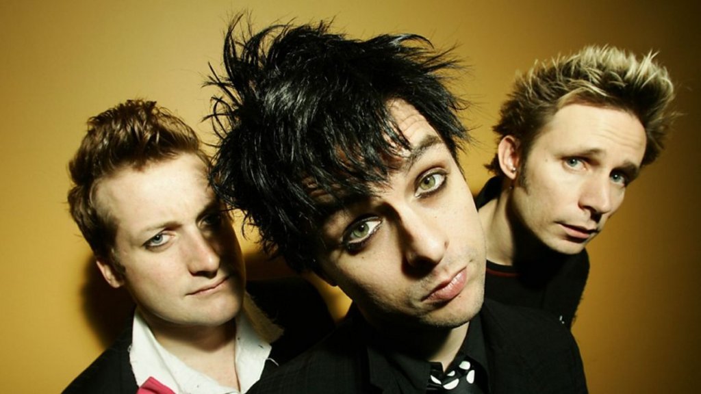 Green Day - American Idiot (2004)

Тук историята е легендарна. Пънк рок триото разочарова с Warning (2000), отчита спад в продажбите и понася обвинения, че е забравило корените на музикалната си същност. Между тримата в бандата отношенията също никак не са гладки, но след известна пауза те все пак се заемат да правят нов албум на име Cigarettes and Valentines.

Записите на новите песни обаче шокиращо са откраднати и Green Day взимат трудното, но велико решение да започнат отначало със записване на съвсем различен материал. Резултатът е American Idiot – техният най-качествен албум и същинска пънк рок опера, уловила духа на своето време. Песните отправят тежки критики към политиката, към американския начин на живот, към управлението на президента Буш, към манипулативната медийна среда и лековерната й аудитория. American Idiot остава един от най-емблематичните албуми на десетилетието.