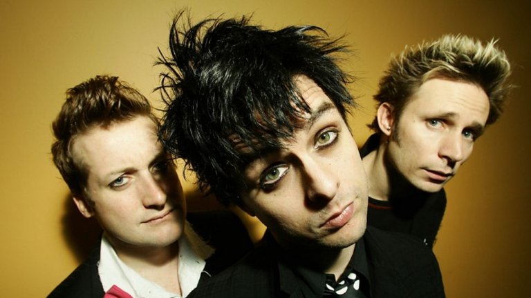 Green Day - American Idiot (2004)

Тук историята е легендарна. Пънк рок триото разочарова с Warning (2000), отчита спад в продажбите и понася обвинения, че е забравило корените на музикалната си същност. Между тримата в бандата отношенията също никак не са гладки, но след известна пауза те все пак се заемат да правят нов албум на име Cigarettes and Valentines.

Записите на новите песни обаче шокиращо са откраднати и Green Day взимат трудното, но велико решение да започнат отначало със записване на съвсем различен материал. Резултатът е American Idiot – техният най-качествен албум и същинска пънк рок опера, уловила духа на своето време. Песните отправят тежки критики към политиката, към американския начин на живот, към управлението на президента Буш, към манипулативната медийна среда и лековерната й аудитория. American Idiot остава един от най-емблематичните албуми на десетилетието.