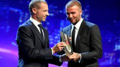 Александър Чеферин награждава Дейвид Бекъм с наградата на президента на УЕФА по-рано през 2018 година