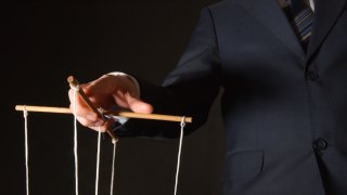 8 невидими знака, че някой ни манипулира емоционално