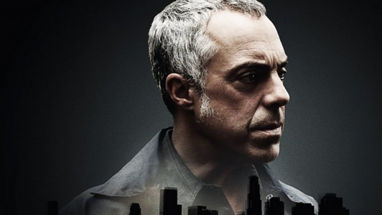 Бош (Bosch)
Второто шоу на Amazon след „Transparent”, е адаптация по известната поредица на Майкъл Конъли за детектив Хари Бош. Макар това да е едва първата телевизионна адаптация по романите на Конъли, сериалът започва историята на известния детектив от осмия роман за него – „Град от кости”. Сюжетните линии са две – костите на 12-годишно момче, което е убито преди 20 години, са изровени от куче в планината и междувременно из Ел Ей вилнее сериен убиец на гей проститутки. Amazon, по пример на Netflix, пуснаха целия сезон на „Бош” в един-единствен ден. Епизодите са точно 10 на брой и носят духа на романите на Конъли, който е и продуцент на шоуто. Тайтъс Уеливър е в главната роля и играе Хари Бош с остротата и студенината, която американският детектив заслужава.