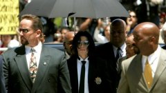 Най-яркият пример за публичен линч през 21 век, воден и дирижиран от всички световни медии, се стовари върху поп певеца Майкъл Джексън - точно преди 11 години