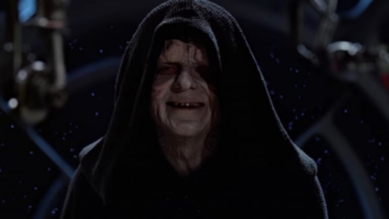 2. Императорът / Дарт Сидиъс / Шив Палпатин – Много имена за един човек. Императорът е толкова епично зло, че дори не го виждаме в първия появил се по кината филм от поредицата. За него само се говори и то със страхопочитание. Следва появата като холограма в "Империята отвръща на удара", а в "Завръщането на джедаите" най-накрая го виждаме "на живо" – прегърбен старец с обезобразено лице, покрит в дълга черна роба.
Външният вид обаче лъже. Императорът е изключително могъщ. Но вместо да разчита просто на груба сила, той бавно и методично планира изкачването си на върха. В прикуъл трилогията (I-III) Джордж Лукас ни помага да го намразим дори още повече – Шив Палпатин е умел политик, който се възползва от всяка полезна за кариерата му ситуация. В същото време разбираме, че той е сит, който е убил учителя си Дарт Плегиъс и сега едва ли не тества свои собствени ученици в търсене на перфектния. И го намира в лицето на "Избрания" Анакин Скайуокър, с чиято помощ почти напълно унищожава джедаите и става едноличен властелин на цялата галактика.