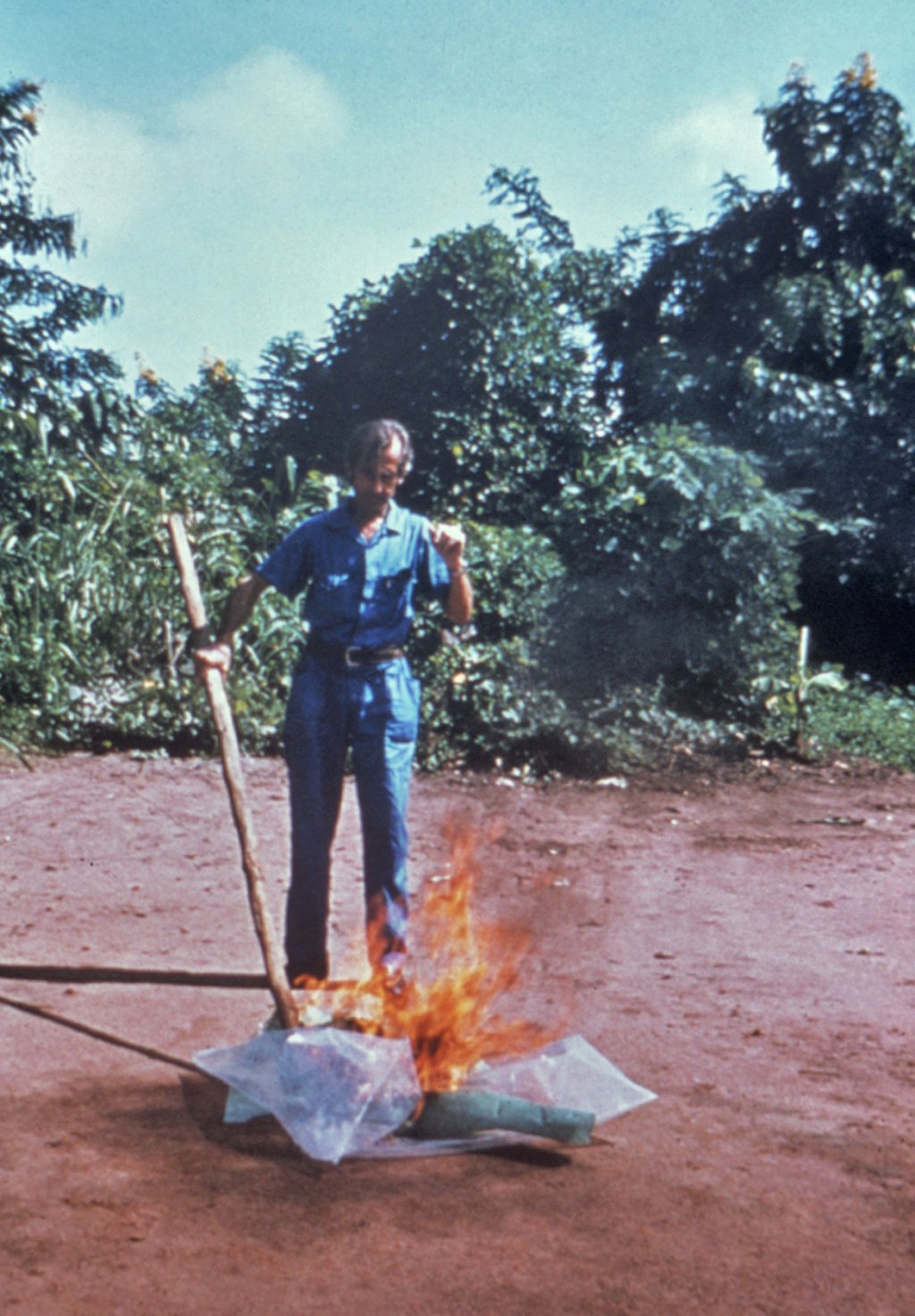CDC_worker_incinerates_med-waste_from_Ebola_patients_in_Zaire