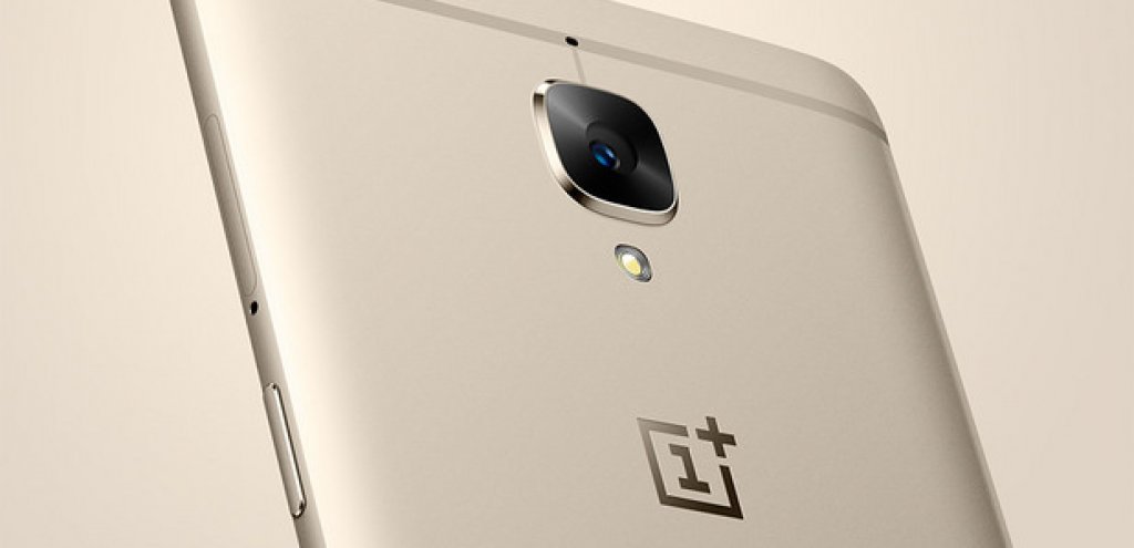 Освен графитено сиво, телефонът се предлага и в цвят "меко злато"