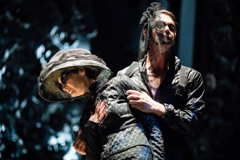 Сцена от пиесата "Слава", с която Мурджев спечели награда "Икар" за режисура тази година.