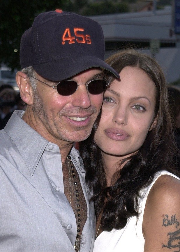 Няма как да пропуснем и скандалната връзка на Анджелина с Били боб Тортън. Не само че двамата правеха секс почти навсякъде и говореха за това, но тя носеше и неговата кръв в капсула около врата си... Искала да го направи щастлив, признава актрисата. Е, друга вероятно просто би сготвила на мъжа си нещо за целта, но това е Джоли...