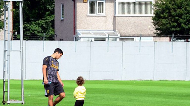 Суарес рита с дъщеря си, след като Ливърпул го отлъчи от първия тим за изказванията му.
