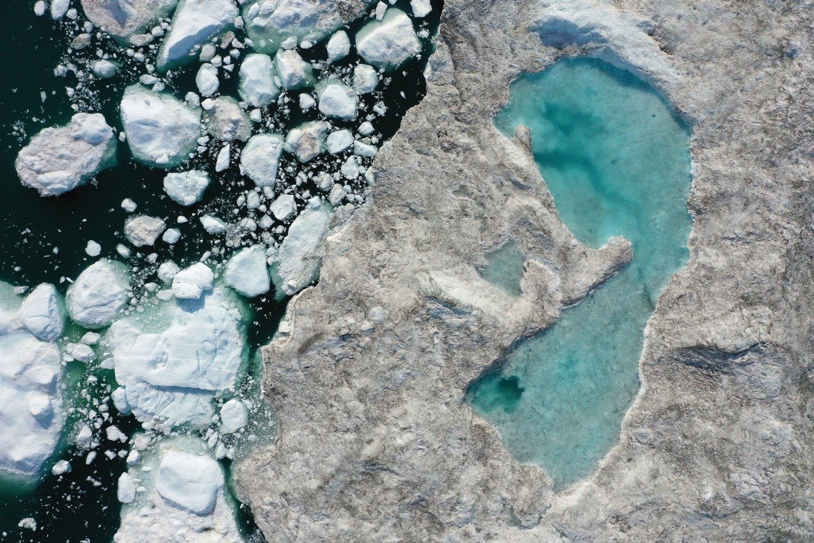 Друга причина е фактът, че Гренландия е богата на природни ресурси. Да, повечето от тях в момента са под ледовете, които покриват територията й, но глобалното затопляне постепенно променя това.

