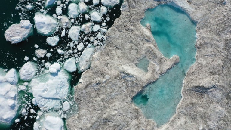 Друга причина е фактът, че Гренландия е богата на природни ресурси. Да, повечето от тях в момента са под ледовете, които покриват територията й, но глобалното затопляне постепенно променя това.
