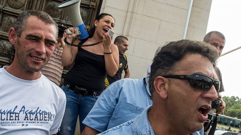 Въпреки мегафона, контрапротестът беше доста тих