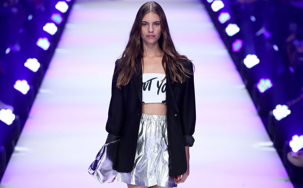 Подобно на лист от фолио
Дрехите, имитиращи алуминиево фолио, изживяват своя пик, случайно или не, с бума на конспирациите срещу 5G технологията. През пролетта на 2024 г. и полите се присъединяват към тенденцията.
С дължина до коляното, къси или дълги до земята, полите, които сякаш са изработени от листове с фолио, ще превземат магазините и женските гардероби.