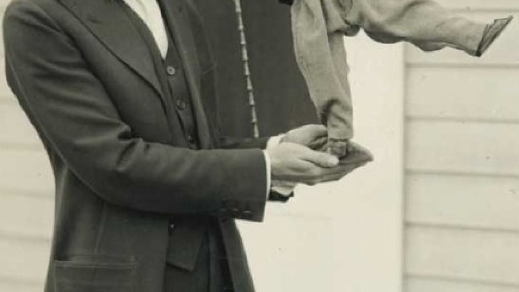Charlie_Chaplin_with_doll