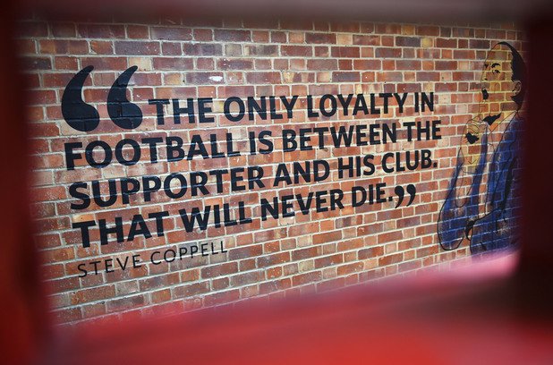Не всичко е пари, особено в Англия. На стената на стадиона на Палас пише послание от Стийв Копъл, един от славните мениджъри на клуба: "Единствената лоялност във футбола е между един привърженик и неговия клуб. Това никога няма да умре."