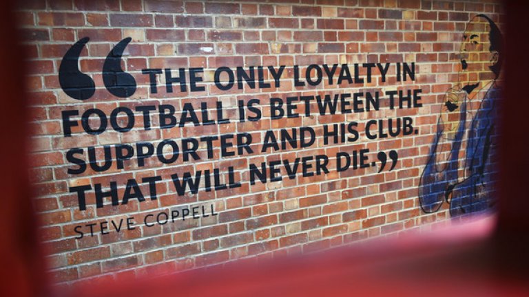Не всичко е пари, особено в Англия. На стената на стадиона на Палас пише послание от Стийв Копъл, един от славните мениджъри на клуба: "Единствената лоялност във футбола е между един привърженик и неговия клуб. Това никога няма да умре."