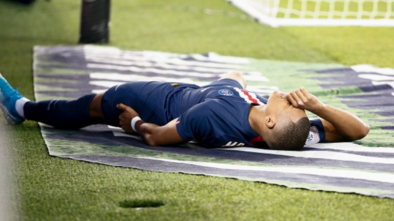 Мбапе напусна терена в средата на второто полувреме с разтежение на бедрото.