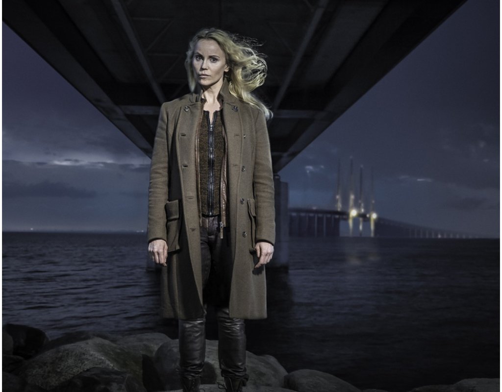 Bron/Broen (The Bridge)/ Мостът

Датско-шведският сериал има още френско-английска и американо-мексиканска версия. Нито една от тях не може да ви предложи невероятната актьорска игра на актрисата София Хелин, която влиза в ролята на шведската полица
