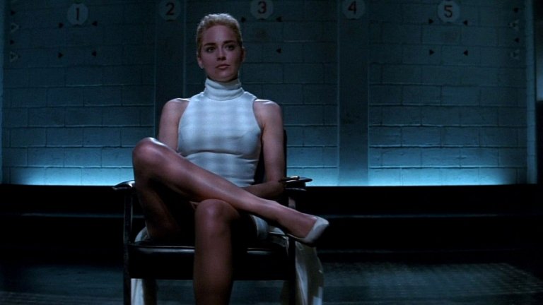 1. Първичен инстинкт (Basic Instinct, 1992)
Без съмнение най-популярният филм на Верховен и до днес остава еротичният трилър с Майкъл Дъглас и Шарън Стоун. Дъглас играе детектив, който разследва бруталното убийство на рок звезда. Това го среща с писателката Катрин Тремел (Стоун), която от основен заподозрян се превръща в негова любовница.
Днес "Първичен инстинкт" има култов статус, но още преди излизането си той се превръща в извор на скандали. Активисти за правата на хомосексуалните протестират по време на снимките. Подобни групи хулят филма заради начина, по който са представени хората с различни сексуални предпочитания в него. Негативни реакции има и заради твърде многото (поне за това време) детайлно показано насилие и еротични моменти, както дори и заради предполагаемата пропаганда на тютюнопушенето.
Години след излизането му Шарън Стоун коментира, че прословутата сцена с кръстосването на краката е заснета в подробности без нейно знание. По думите й Верховен й е казал, че слабините й ще са в сянка. Актрисата вижда готовия резултат по време на тестова прожекция и удря шамар на Верховен. Той самият отрича нейните твърдения и пояснява, че "колкото я обича, толкова и я мрази" заради "лъжите й".
Това обяснява защо той няма нищо общо с продължението (да, сериозно - има продължение). "Първичен инстинкт 2" се появява през 2006-а, но колкото по-малко знаете за него, толкова по-добре.