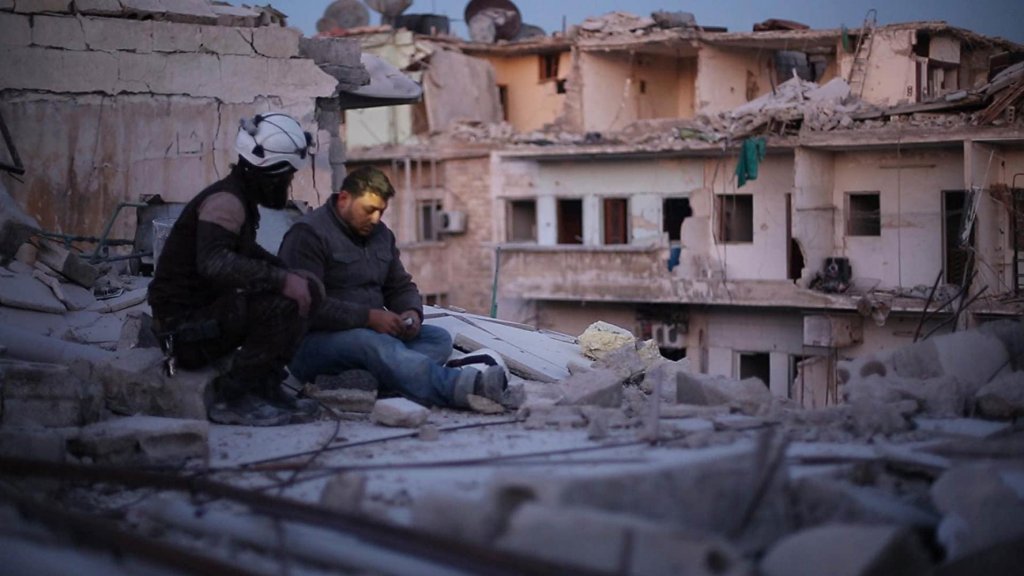 "Последните хора в Алепо" (Last Men in Aleppo)Година:2017Това е първият сирийски филм, номиниран за "Оскар", а заради него екипът е спрян от властите в Сирия (режисьор е Ферас Файад) и не може да присъства на церемонията. За радост обаче той може да бъде видян днес - камерата в него гледа към епицентъра на конфликта в Сирия и по-конкретно към работата на така наречените "бели каски". Това е доброволна организация от хора, които винаги пристигат първи на горещите точки при атаките и помагат на пострадалите, но логично си задават и въпроса за това има ли смисъл да останат сред руините, които наричат "дом", или е време да потърсят спасение. Филмът е достъпен в Netflix и Amazon Prime.