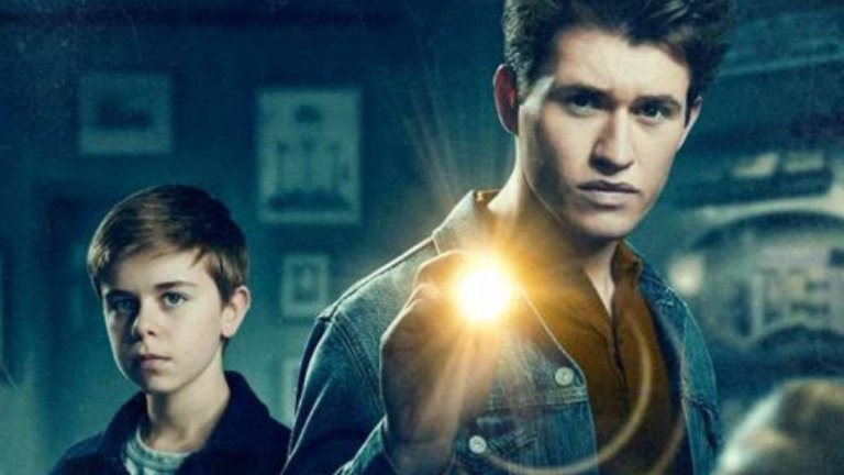 The Hardy Boys (Hulu) - 4 декември
The Hardy Boys пресъздава на екран историята на двама братя - Франк на 16 години и Джо на 12 години, които след семейна трагедия са принудени да заживеят при леля си в родното градче на родителите си. За малък град нейде из Средния Запад, мястото е привидно перфектно. В един момент обаче братята Харди откриват, че баща им се е заел с разследването на трагедията, сполетяла семейството, и решават, че трябва да му помогнат. Изведнъж всички в малкия град се превръщат в заподозрени. Шоуто ще следва формулата на редица други тийн драми с криминален елемент, но с надеждата, че ще блесне с добро изпълнение. Да видим!