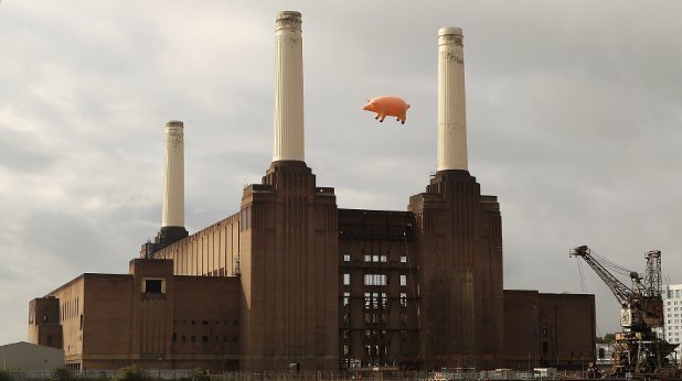 Огромно надуваемо прасе летя над лондонската електростанция Battersea по повод преиздаването на 14 студийни албума на британската рок група Pink Floyd