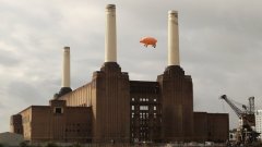 Изображението на албума Animals е комбинация от снимка на фона на електростанцията Battersea, правена на 2 декември 1976 г. и на прасе, заснето на 4 декември същата година.
