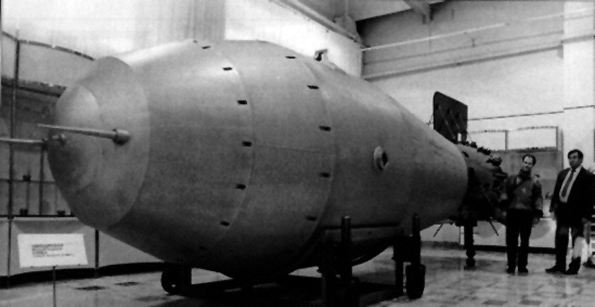 Цар Бомба
Бомбата, която беше толкова мощна, че изплаши дори създателите си. Смята се, че разрушителната й сила се равнява на 58,6 мегатона тротилов еквивалент или близо 3600 пъти по-мощна от първата атомна бомба, взривена на 6 август 1945 г. над град Хирошима. При единствения й тест взрива създава  налягане от 1 милион атмосфери, а температурата е била около 10 милиона градуса. Огненото кълбо по време на взрива е с радиус 4,6 km, ядрената гъба е с височина от 67 km, а върхът на „шапката“ 