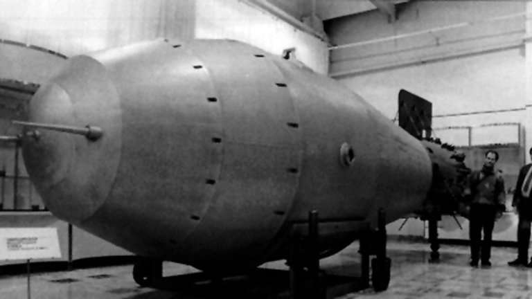 Цар Бомба
Бомбата, която беше толкова мощна, че изплаши дори създателите си. Смята се, че разрушителната й сила се равнява на 58,6 мегатона тротилов еквивалент или близо 3600 пъти по-мощна от първата атомна бомба, взривена на 6 август 1945 г. над град Хирошима. При единствения й тест взрива създава  налягане от 1 милион атмосфери, а температурата е била около 10 милиона градуса. Огненото кълбо по време на взрива е с радиус 4,6 km, ядрената гъба е с височина от 67 km, а върхът на „шапката“ 