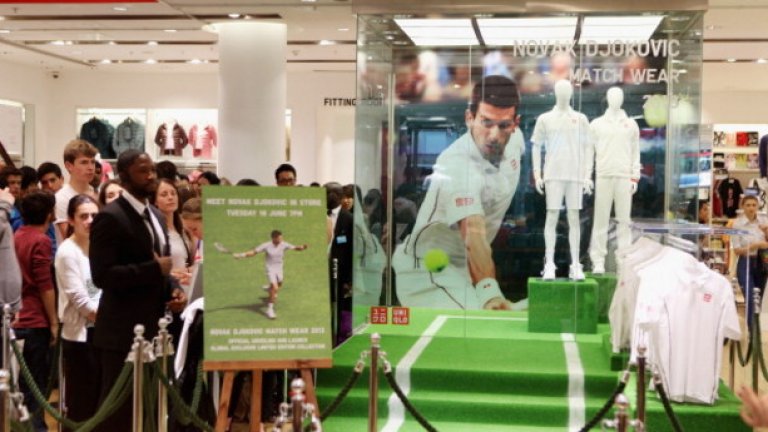 Новак Джокович е лице на магазина на Uniqlo в Уимбълдън