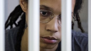 Размяната на затворници е станала на летището в Абу Даби