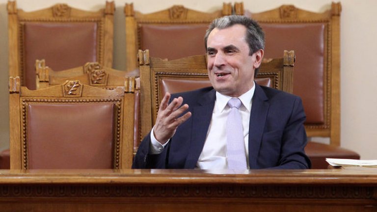 Пламен Орешарски подава оставка в края на месеца, но избира кога