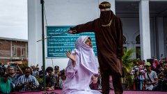 Жена бива наказана публично в Индонезия през 2017 г. заради това, че е прекарала време с мъж, който не е съпругът й. 

Макар на някои места на страната религиозните норми да водят до подобни наказания, с новия наказателен кодекс и самите закони стават много по-строги.