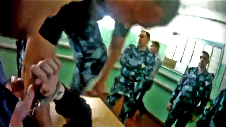 Гаврите със затворници в Русия са масово явление, което се използва от властите, за да се държат излежаващите присъди в подчинение.
