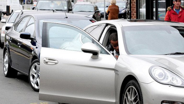 Капитанът на Сити Венсан Компани излиза от "белгийската" кола на Висшата лига - Porsche Panamera.