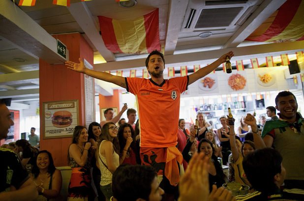 Холандия удари Испания с 5:1, а този фен на оранжевите е сам сред врагове - празнува в бар в Мадрид, насред испанско море от сълзи.