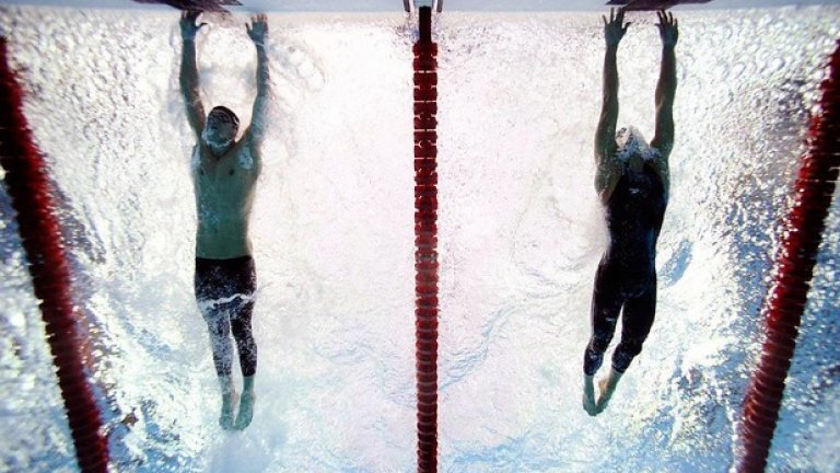 16 август 2008 г. Майкъл Фелпс докосва стената на басейна 0,01 сек преди Милорад Чавич във финала на 100 м бътерфлай. Това е седмото злато от общо 8 (рекорд) за Фелпс на олимпиадата в Пекин.