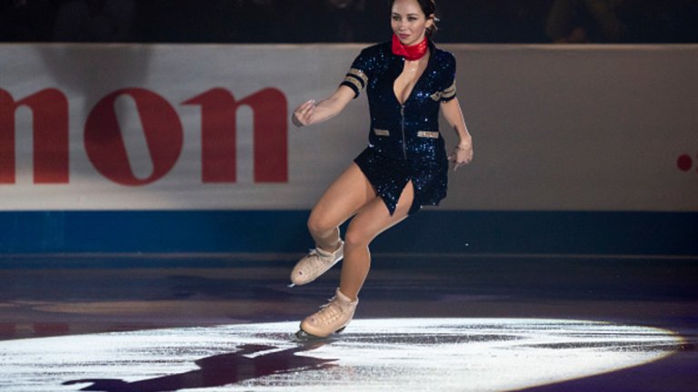 Рускинята излезе на леда в костюм на стюардеса...