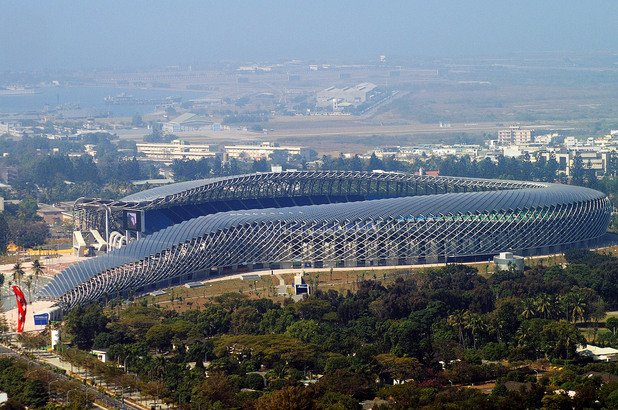 А това е чудо на технологиите, не на природата. Национален стадион в Тайван. Лудата гледка на огромния дракон става обяснима, когато разберем, че люспите му са соларни панели. Детето на японския архитект Тойо Ито бе построено през 2009-а и има капацитет от 55 000 зрители.