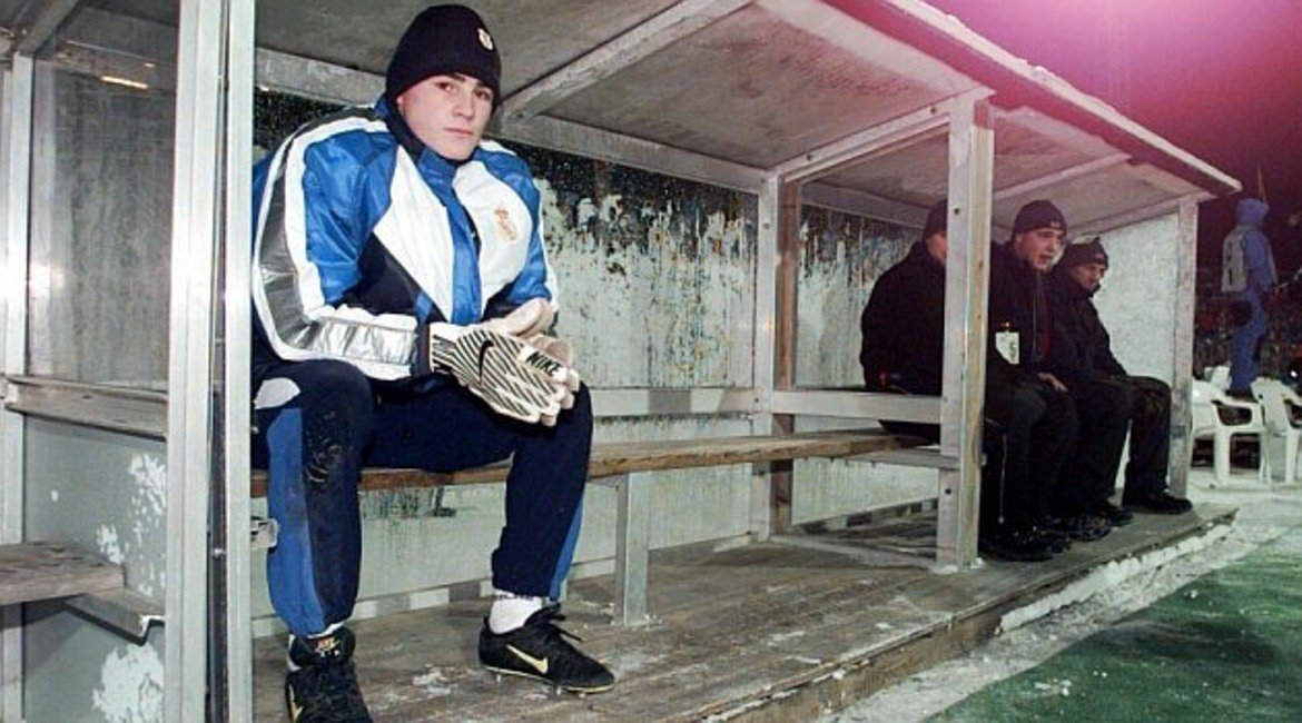 Това момче мръзне на скамейката на Реал Мадрид в студен Тронхайм, Норвегия и си мисли, че никога няма да дочака часа си. Името му е Икер Касияс.