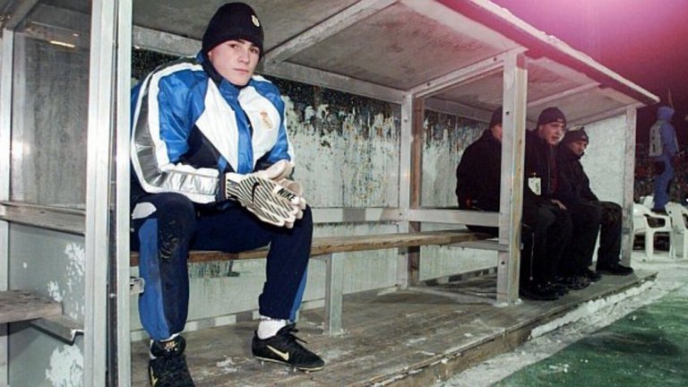 Това момче мръзне на скамейката на Реал Мадрид в студен Тронхайм, Норвегия и си мисли, че никога няма да дочака часа си. Името му е Икер Касияс.