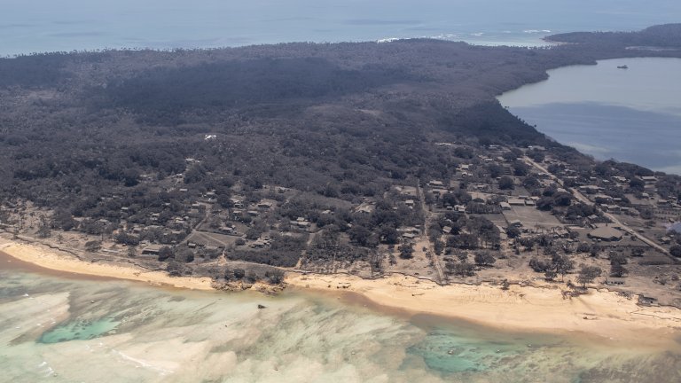 Цунамито в Тонга - "лунен пейзаж" и щети за десетилетия напред