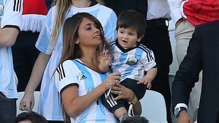 Селфита в съблекалнята, Антонела на трибуните